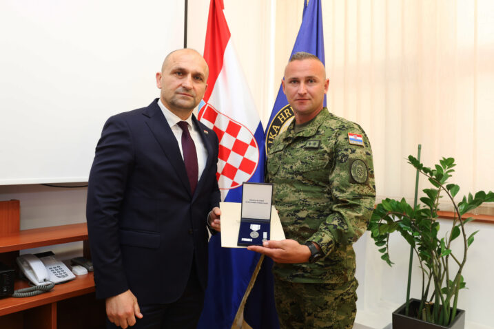 Ministar Anušić uručio medalju razvodniku Bluhi koji je spasio život mladom nogometašu | Foto: MORH/ J. Šeri