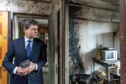 Rumunjski predsjednik Nicusor Dan u obilasku zgrade pogođene ruskim dronom / Foto: AFP PHOTO