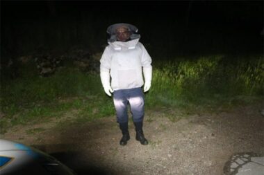 Policajac u pčelarskom odijelu / FOTO: PU primorsko - goranska