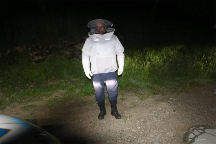 Policajac u pčelarskom odijelu / FOTO: PU primorsko - goranska
