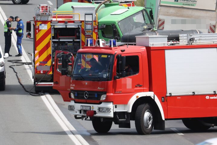 Jedna osoba poginula u prometnoj kod Požege, vatrogasci rezali lim da izvuku ozlijeđene