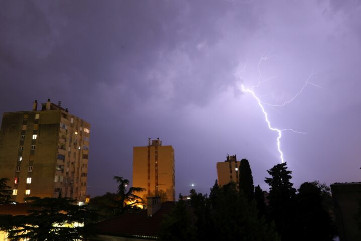 Upaljen meteoalarm. Grmljavinsko nevrijeme donosi osjetan pad temperature, popodne čak i – snijeg
