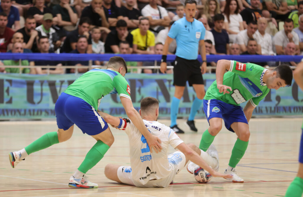 Luka Suton u čvrstom zagrljaju Omišana/Foto PIXSELL