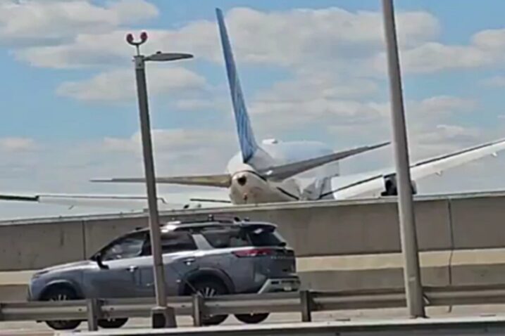 VIDEO Boeing prije slijetanju udario u rasvjetni stup na autocesti. Objavljena snimka
