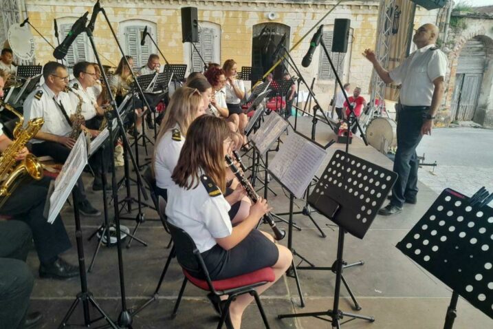 Lovranski orkestar tijekom nastupa u Vižinadi