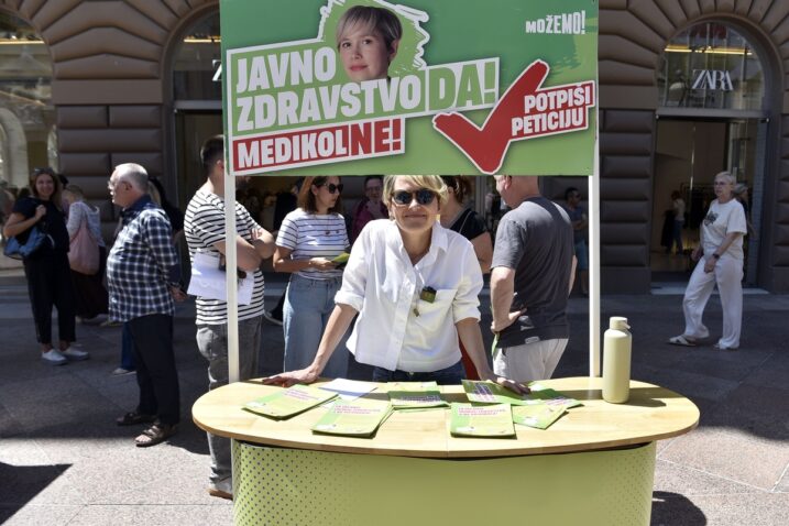 Ivana Kekin na štandu za potpisivanje peticije / Foto Matea Jurčić