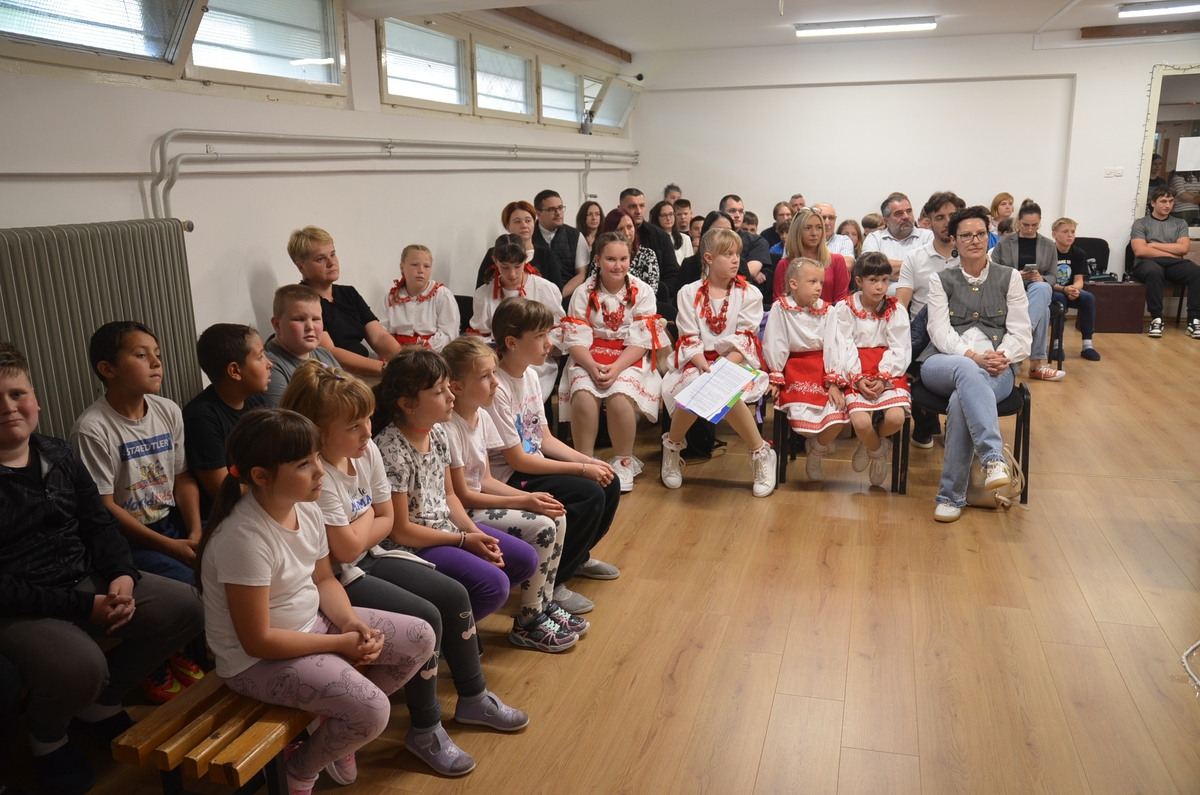 Dio sudionika programa i gostiju jučerašnjeg obilježavanja 220 godina školstva na području Čabra
