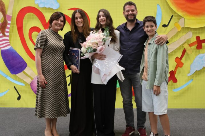Mia Ivančić s obitelji i ravnateljicom / Foto OŠ Zvonka Cara
