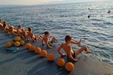 Vaterpolo klub Jadran Kostrena organizira ljetnu školu plivanja i vaterpola