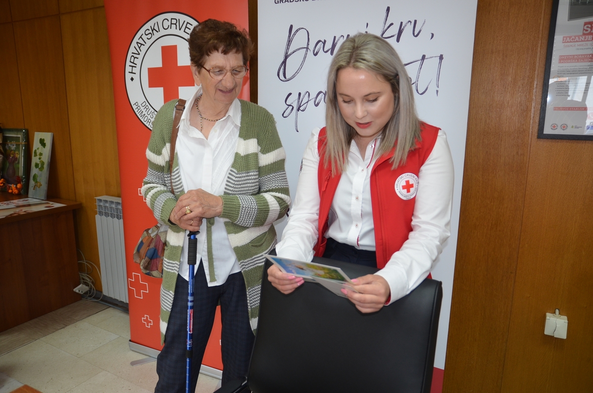 Čestitke za dobar rad Eleonori Piščević prva je uputila čabarska umirovljenica Ljubica Kvas / Foto Marinko Krmpotić