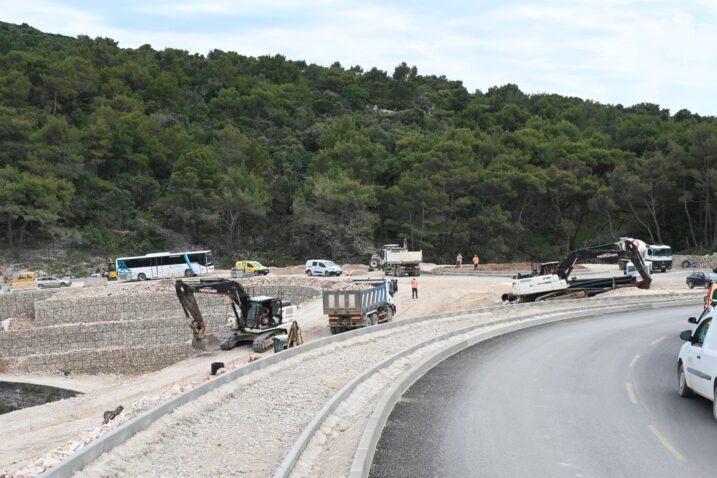 Najavljeno asfaltiranje ceste od Velog do Malog Lošinja, voz