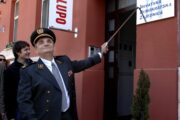 Branimir Glavaš u vrijeme kada se borio da ne završi u zatvoru. U uniformi se prošetao ispred prostorija HDZ-a, podigao štap i udario po ploči / Foto Davor Javorovic/Vecernji list