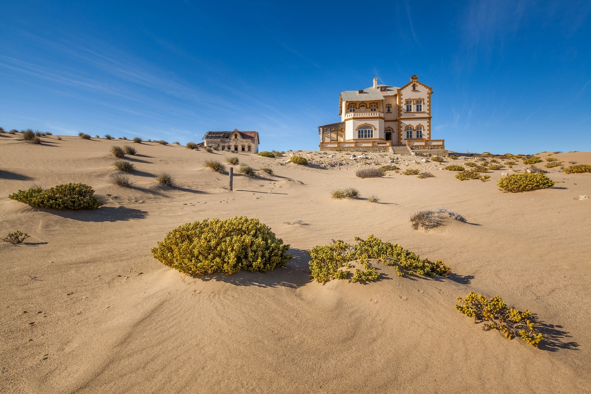 U Kolmanskopu u Namibiji kuće su skoro pa do krova ispunjene pustinjskim pijeskom / Foto Unsplash