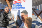 Branimir Glavaš daje potpis podrške predsjedničkoj kandidaturi Zorana Milanovića / Foto Dubravka Petric/PIXSELL