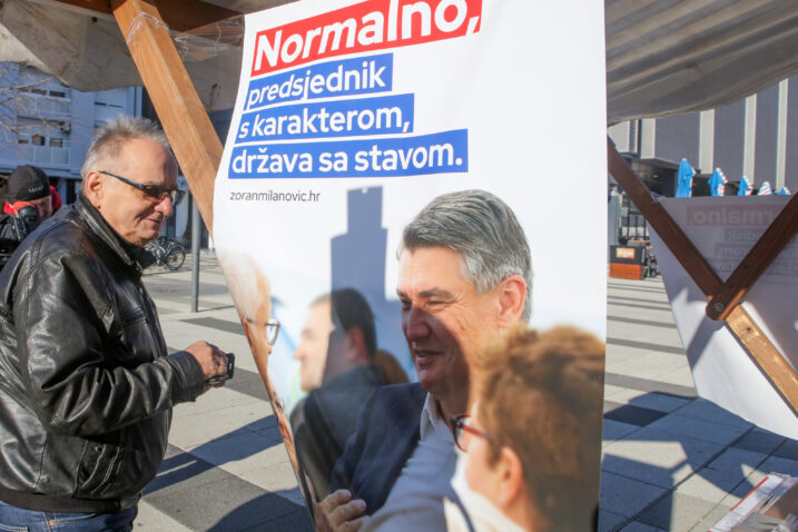 Branimir Glavaš daje potpis podrške predsjedničkoj kandidaturi Zorana Milanovića / Foto Dubravka Petric/PIXSELL