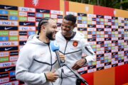 Memphis Depay i Denzel Dumfries/Foto AFP