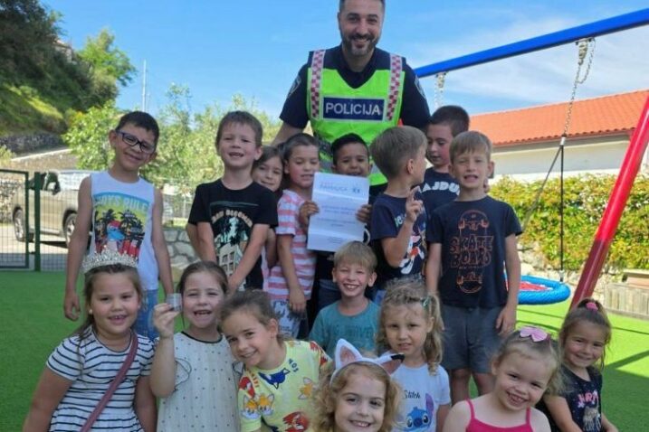 S barba policajcem za uspomenu / Foto DV PAHULJICA
