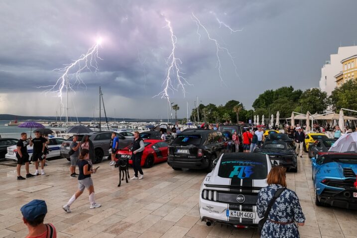 Izložba luksuznih vozila zakazana je za 19.30 sati / Foto TZ Crikvenica