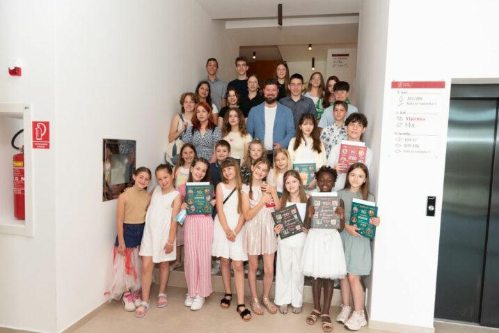 Najbolji kastavski učenici i njihovi mentori s gradonačelnikom Matejem Mostarcem Foto D. Zamaklar