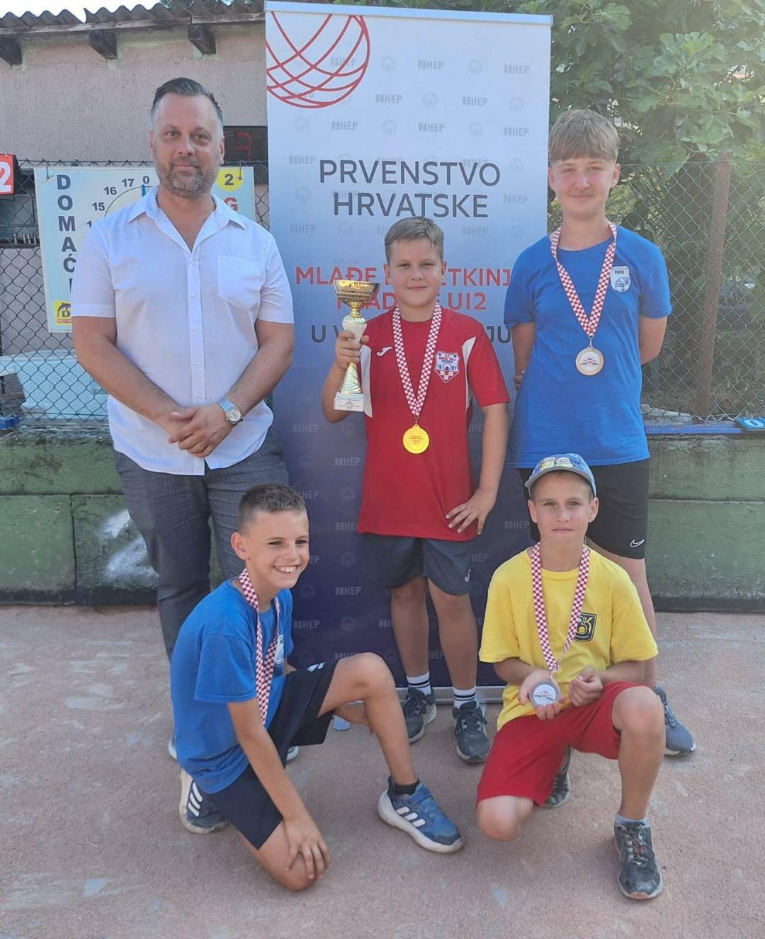 Najbolji u pojedinačnoj konkurenciji u društvu načelnika Bojana Simoniča - Stipan Peričić, Juraj Okmac, Gabrijel Lovrinić i Benjamin Rončević / Foto Radovan Trinajstić