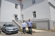 Krunić i Mufić pred energetskom obnovom uređenom zgradom u Dobri / Foto Marinko Krmpotić