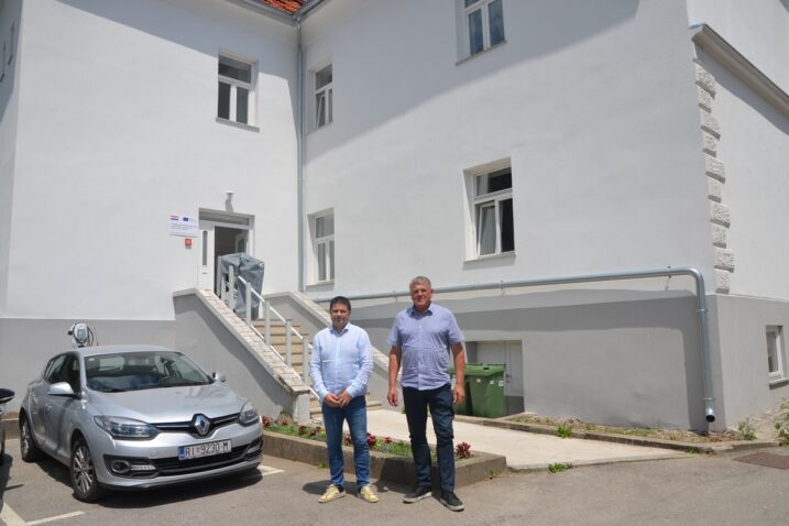 Krunić i Mufić pred energetskom obnovom uređenom zgradom u Dobri / Foto Marinko Krmpotić