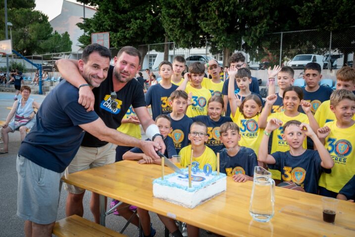 Trener Bosnić i predsjednik Medarić s igračima i slavljeničkom tortom / Foto Dominik Buš