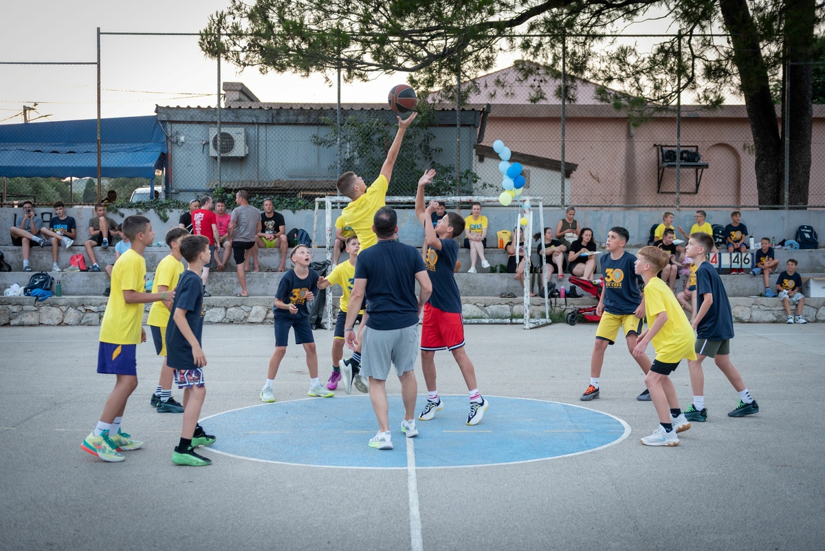 Proslava 30 godina Košarkaškog kluba Cres, utakmica Plavih i Žutih igrala se satima / Foto Dominik Buš