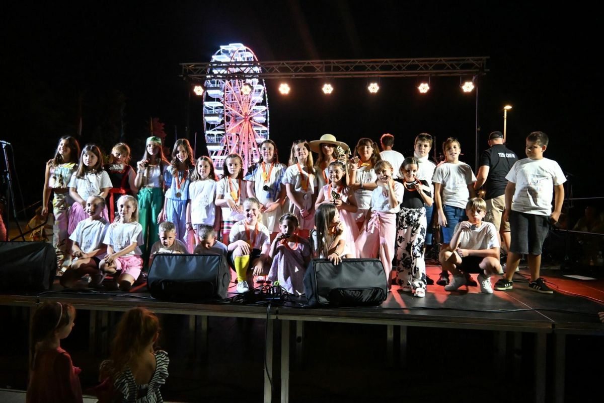 Posebnost ovog festivala jest i izvedba uživo uz podršku iskusnog benda