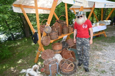 Svojim radovima predstavio se i popularni Mladen Bušljeta, "zadnji lički hippy", čija su pletiva od vrbovog pruća prava umjetnost / Foto M. SMOLČIĆ