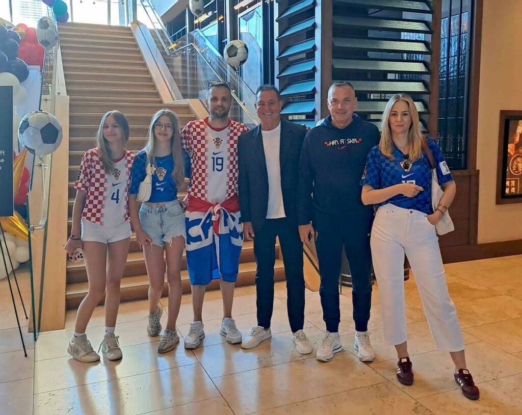 Vita, Leona, Goran i Kornelija Vunić - riječka obitelj u drustvu dva predsjednika Miškovića i Kustića u hotelu Delta gdje se obavljaju zadnje pripreme za večerašnju utakmicu