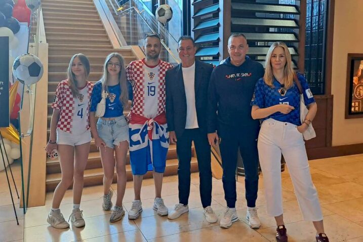 Vita, Leona, Goran i Kornelija Vunić - riječka obitelj u drustvu dva predsjednika Miškovića i Kustića u hotelu Delta gdje se obavljaju zadnje pripreme za večerašnju utakmicu