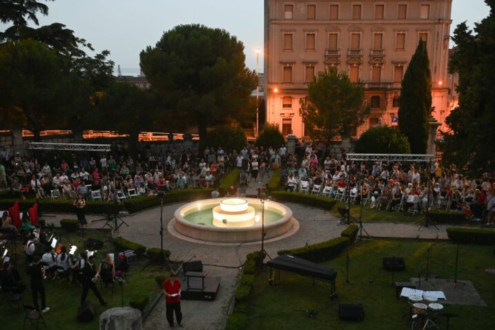 Učenici i nastavnici Glazbene škole Ivana Matetića Ronjgova 