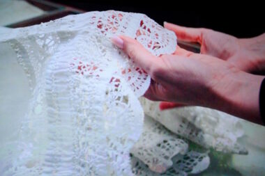 Scena iz dokumentarnog filma “Dobrotska čipka i torta, baština koja povezuje“