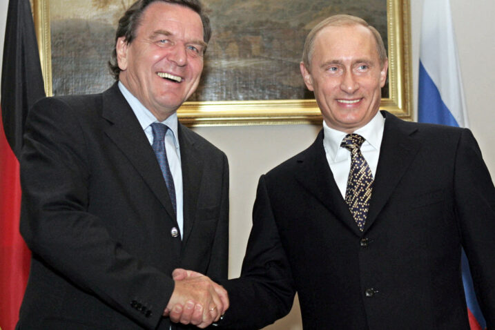 Putin je prošli mjesec rekao da bi o kraju rata u Ukrajini htio pregovarati sa Schröderom. Sad su se sastali
