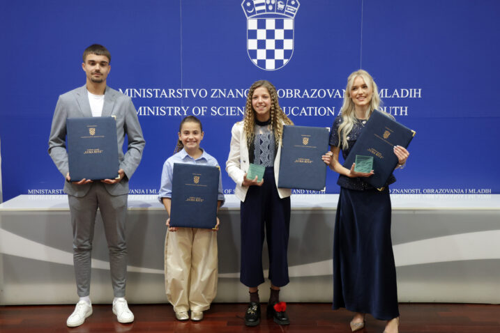 Dobitnik i dobitnice nagrada i priznanja Toni Peruško, Lucija Burić, Frida Anković, Lea Barbić / Foto HINA/ Denis CERIĆ /dc