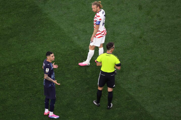 Sudac Danny Makkelie i Miguel Almiron/Foto AFP