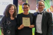 Hrvatska veleposlanica Betty Pavelich Sirios, Ljiljana Ravlich (u sredini) i Luke Jurčević uručuju bivšoj zastupnici savezne države Zapadne Australije doživotno članstvo na Black Tie balu povodom 17. obljetnice Hrvatske gospodarske komore Zapadne Australije u siječnju 2020. / Foto WA Croatian Chamber of Commerce