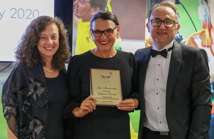 Hrvatska veleposlanica Betty Pavelich Sirios, Ljiljana Ravlich (u sredini) i Luke Jurčević uručuju bivšoj zastupnici savezne države Zapadne Australije doživotno članstvo na Black Tie balu povodom 17. obljetnice Hrvatske gospodarske komore Zapadne Australije u siječnju 2020. / Foto WA Croatian Chamber of Commerce