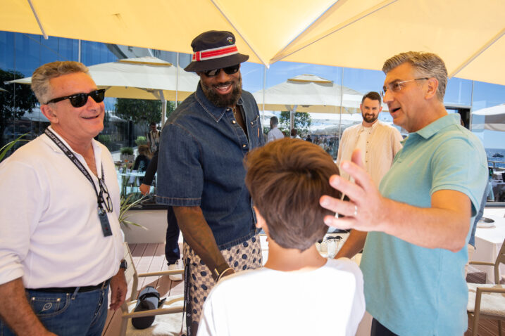 LeBron James potpisao dres sinu Andreja Plenkovića / Photo: Grgo Jelavic/PIXSELL
