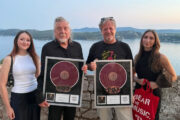 Robert Plant i predstavnici diskografske kuće Dancing Bear, s lijeva na desno: Alanis Varga, Silvije Varga, Maja Andrić / Fotografija: Press