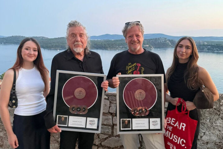 Robert Plant i predstavnici diskografske kuće Dancing Bear, s lijeva na desno: Alanis Varga, Silvije Varga, Maja Andrić / Fotografija: Press
