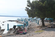 Ležaljke i suncobrani su u ponudi na crikveničkoj gradskoj plaži / Foto Nikola BLAGOJEVIĆ