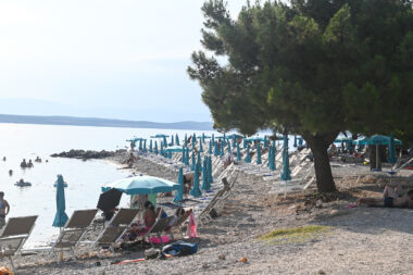 Ležaljke i suncobrani su u ponudi na crikveničkoj gradskoj plaži / Foto Nikola BLAGOJEVIĆ