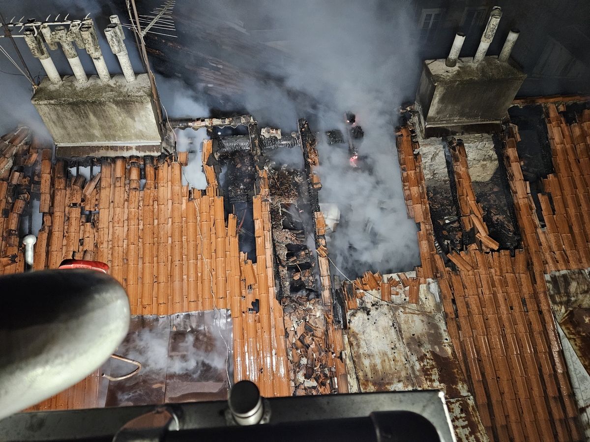 Sanacija krova u Zanonovoj 1 koji je izgorio krajem prošle godine uspješno je završena / Foto JVP Rijeka