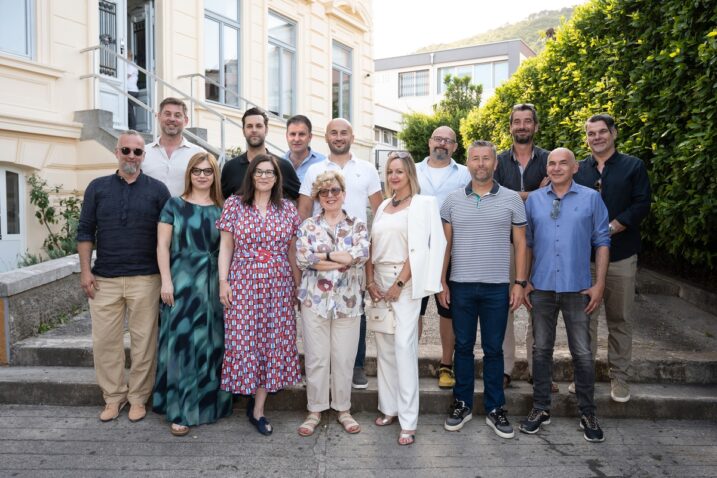 Okupljaju se svakih 5 godina - bivši opatijski gimnazijalci s razrednicom Ivankom Škarić / Foto D. Kurti