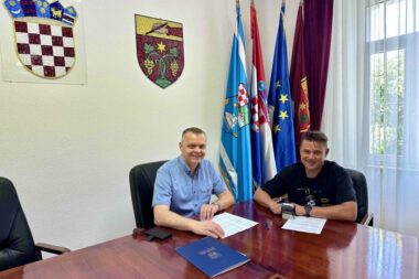 Potpisnici ugovora Daniel Grbić i Hrvoje Macan