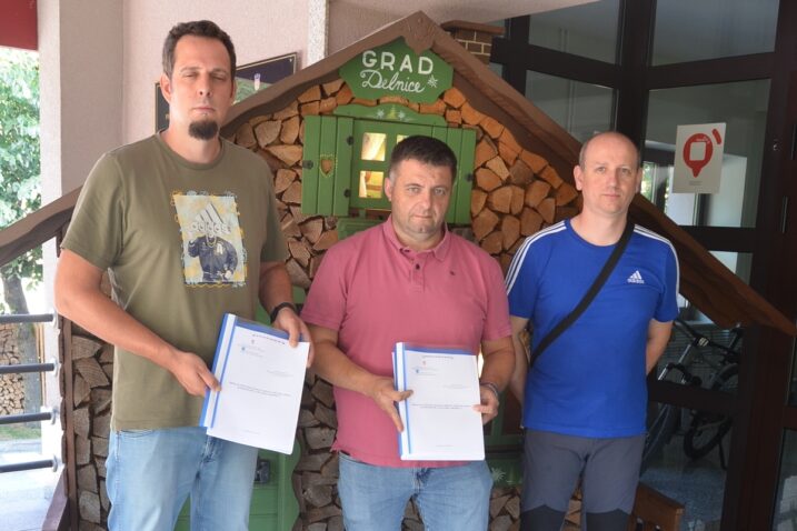 Hrvoje Ljubobratović, Goran Crnković i Dario Zetović predali su peticiju u pisarnicu Grada Delnica / Foto Marinko Krmpotić