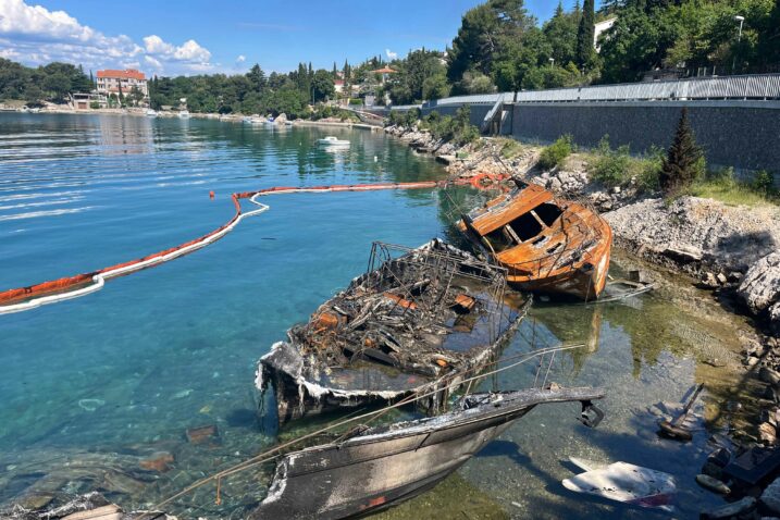 Spaljena plovila kao ruglo stoje u uvali Stran više od tri mjeseca jer ih vlasnici nisu uklonili / Foto Relja PAŠKVAN
