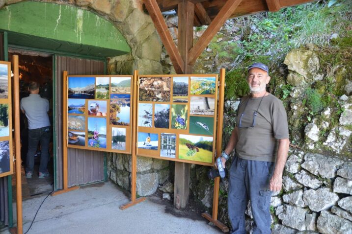 Nebojša Anić kraj dijela svojih izloženih fotografija / Foto Marinko Krmpotić